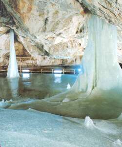 Dobinsk ledov jeskyn