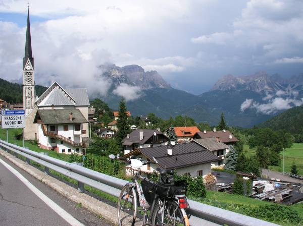 Agordino. Pohled pes dol s Agordo na passo Duran